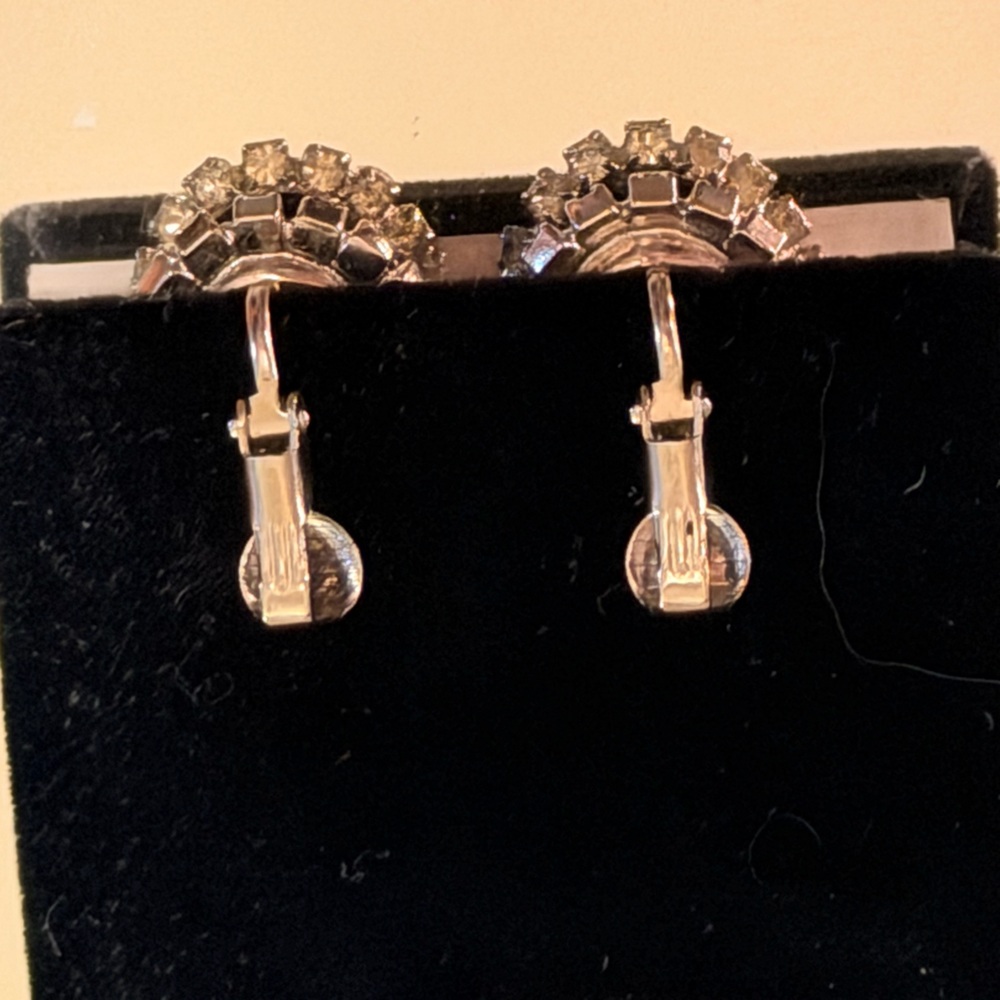 Elegant Black and Silver Cameo Jewelry Set - Picture 3 of 3